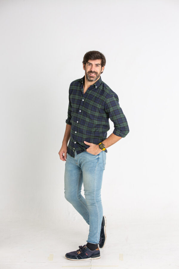 Modelo con camisa de cuadros verdes y azules