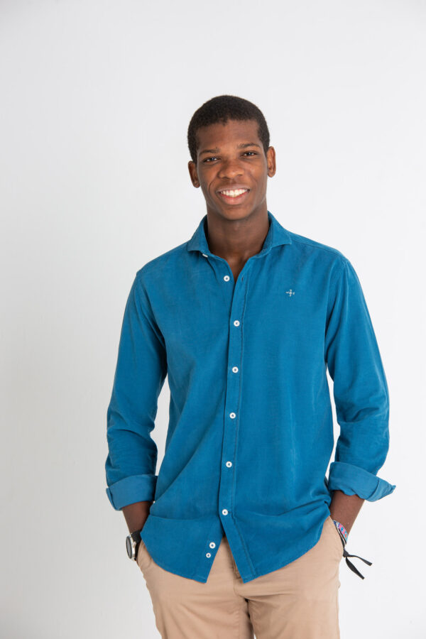 Modelo masculino joven con camisa en color azul