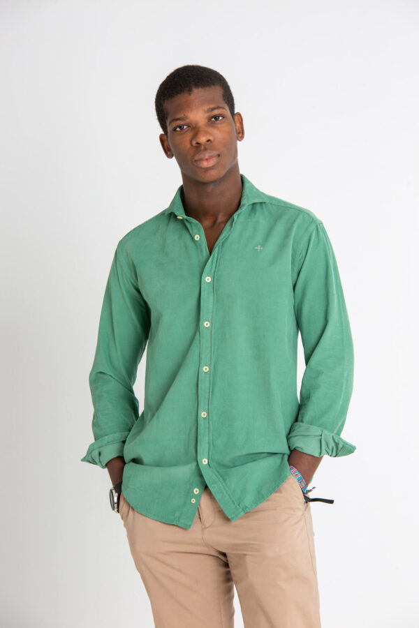 Modelo masculino joven con camisa de color verde