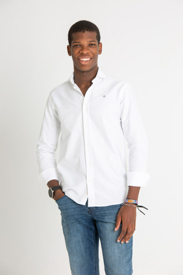 Modelo joven con camisa blanca
