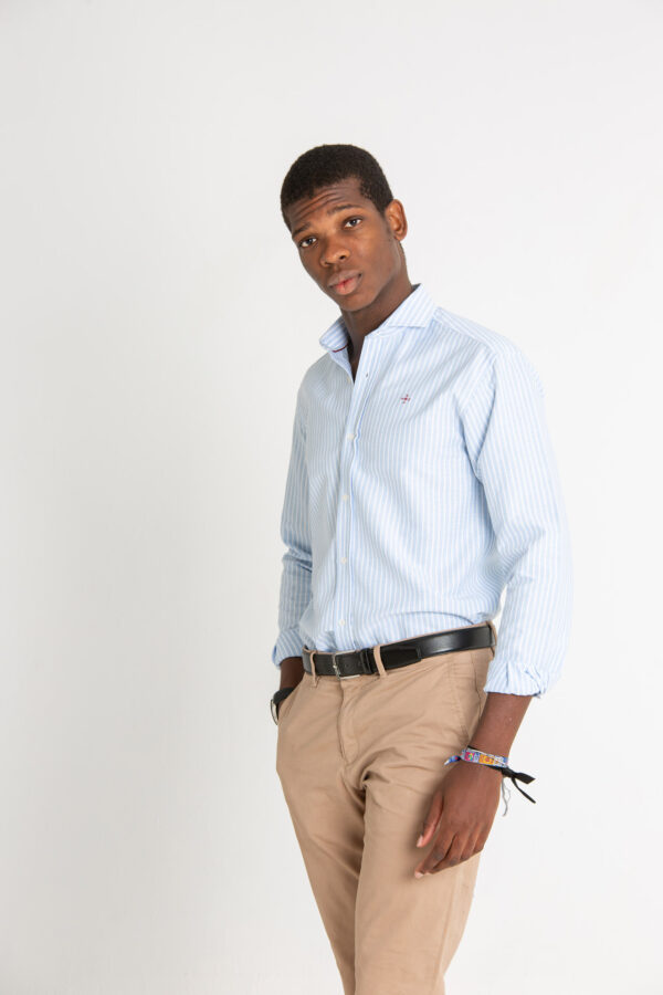 Modelo joven con camisa de rayas azules