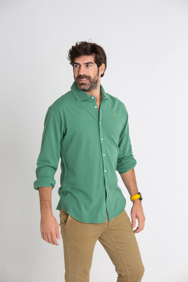 Modelo masculino con camisa de color verde oliva